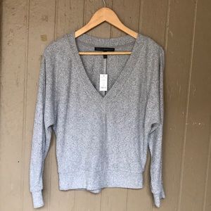 White House Black Market snit v neck top